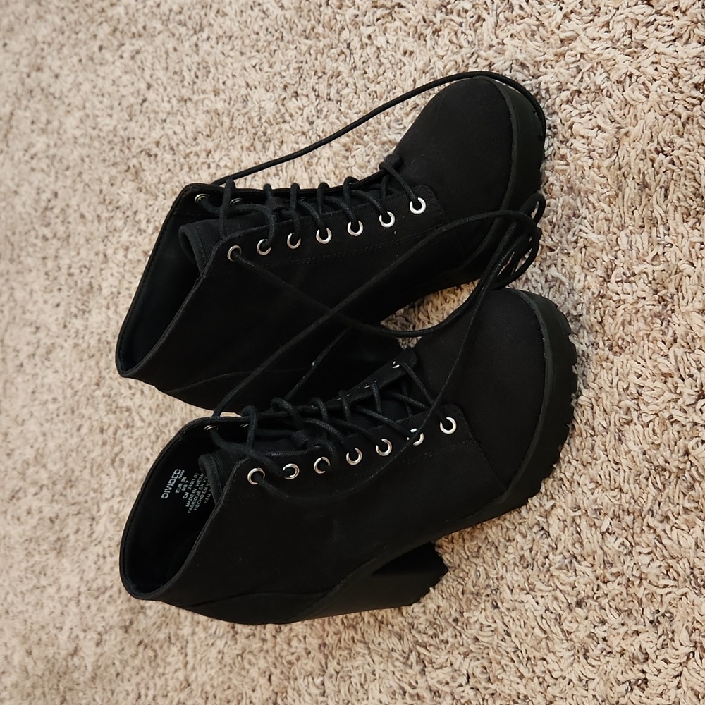 Divided Size 7 Black Heeled Canvas Boot